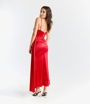 Abito formale rosso con taglio drammatico, ideale per serate glamour