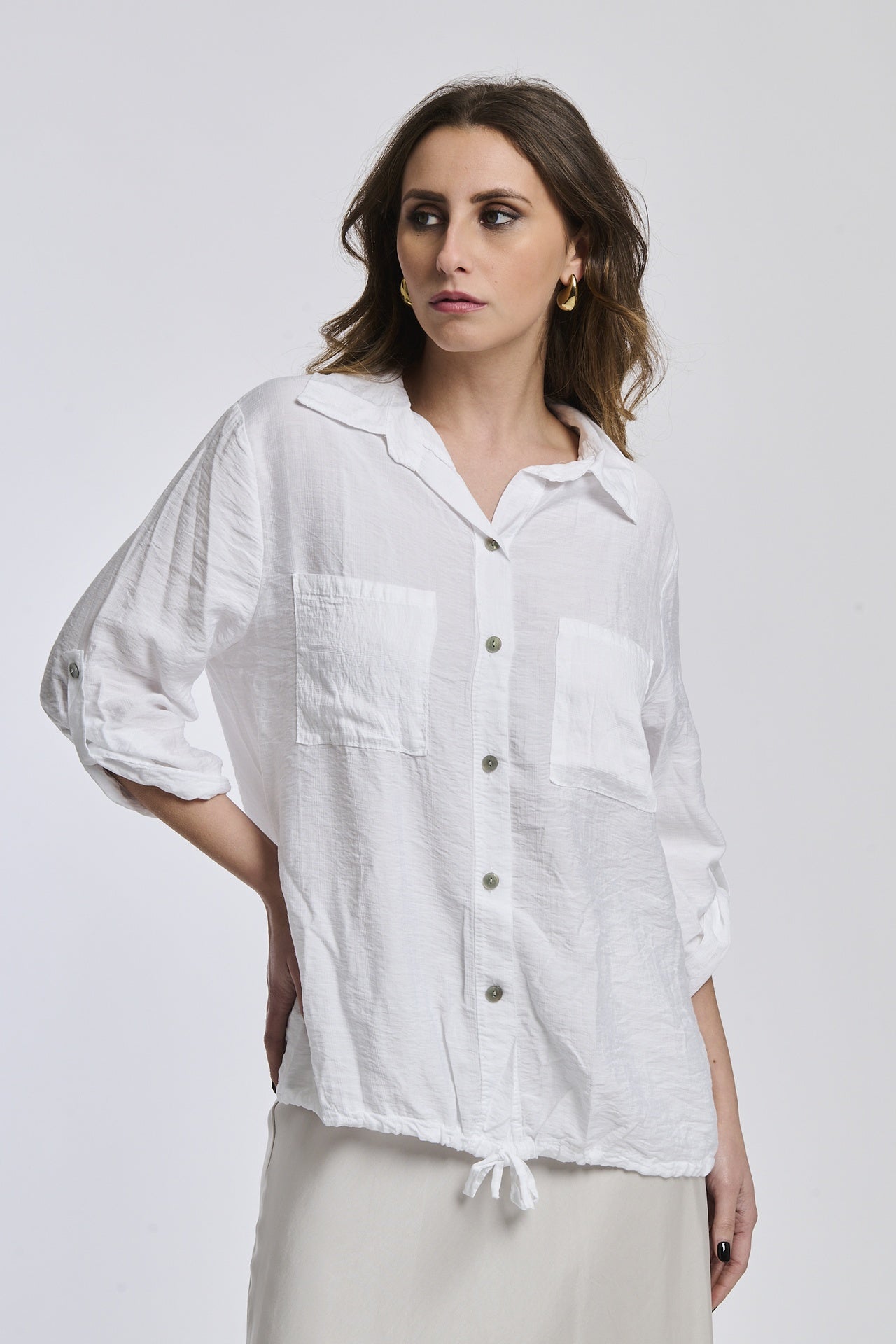 Camicia bianca da donna con colletto classico, un capo eterno per il guardaroba.