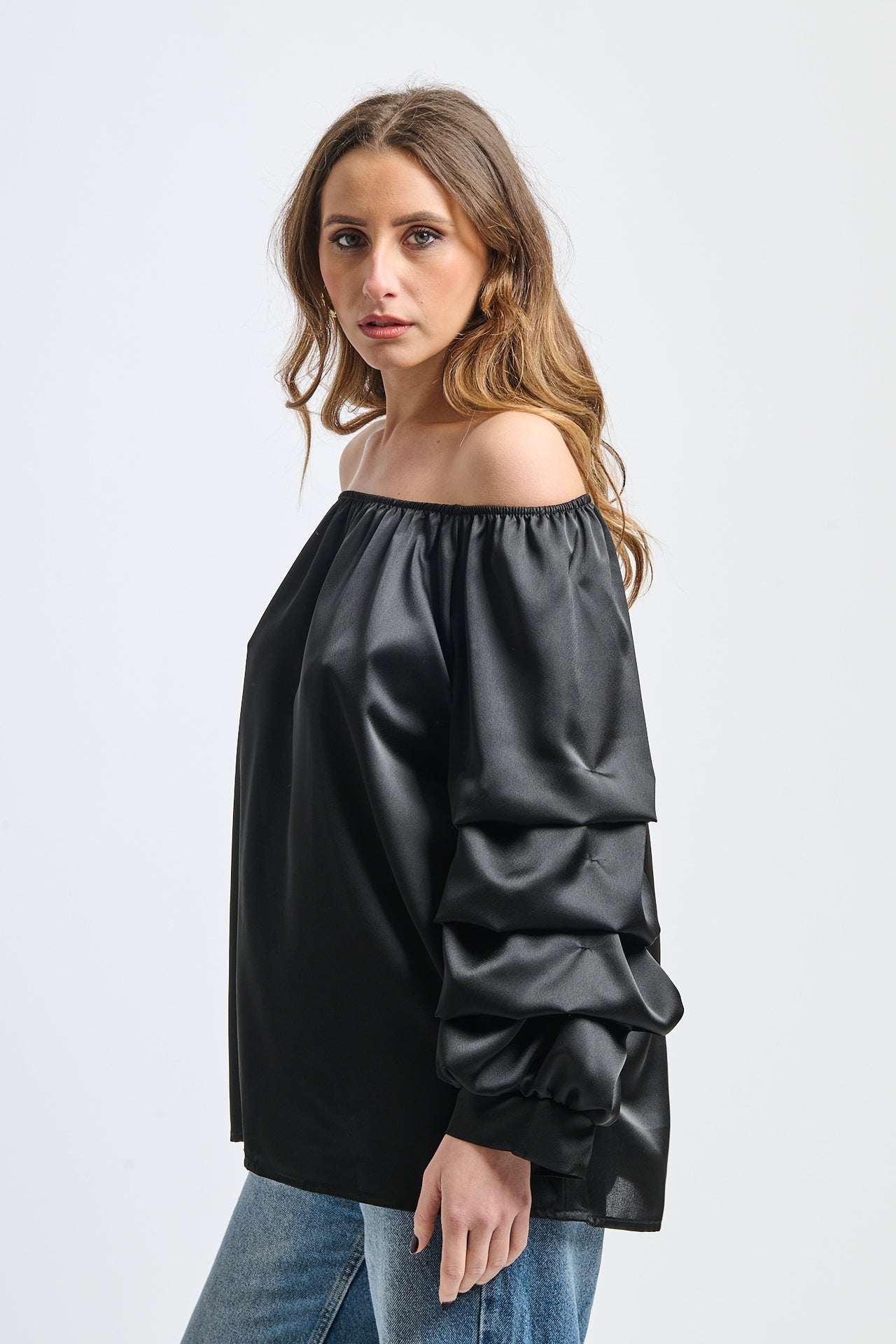 Outfit nero: blusa oversize, dettagli ruffle, per occasioni formali o tempo libero