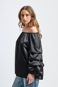 Outfit nero: blusa oversize, dettagli ruffle, per occasioni formali o tempo libero
