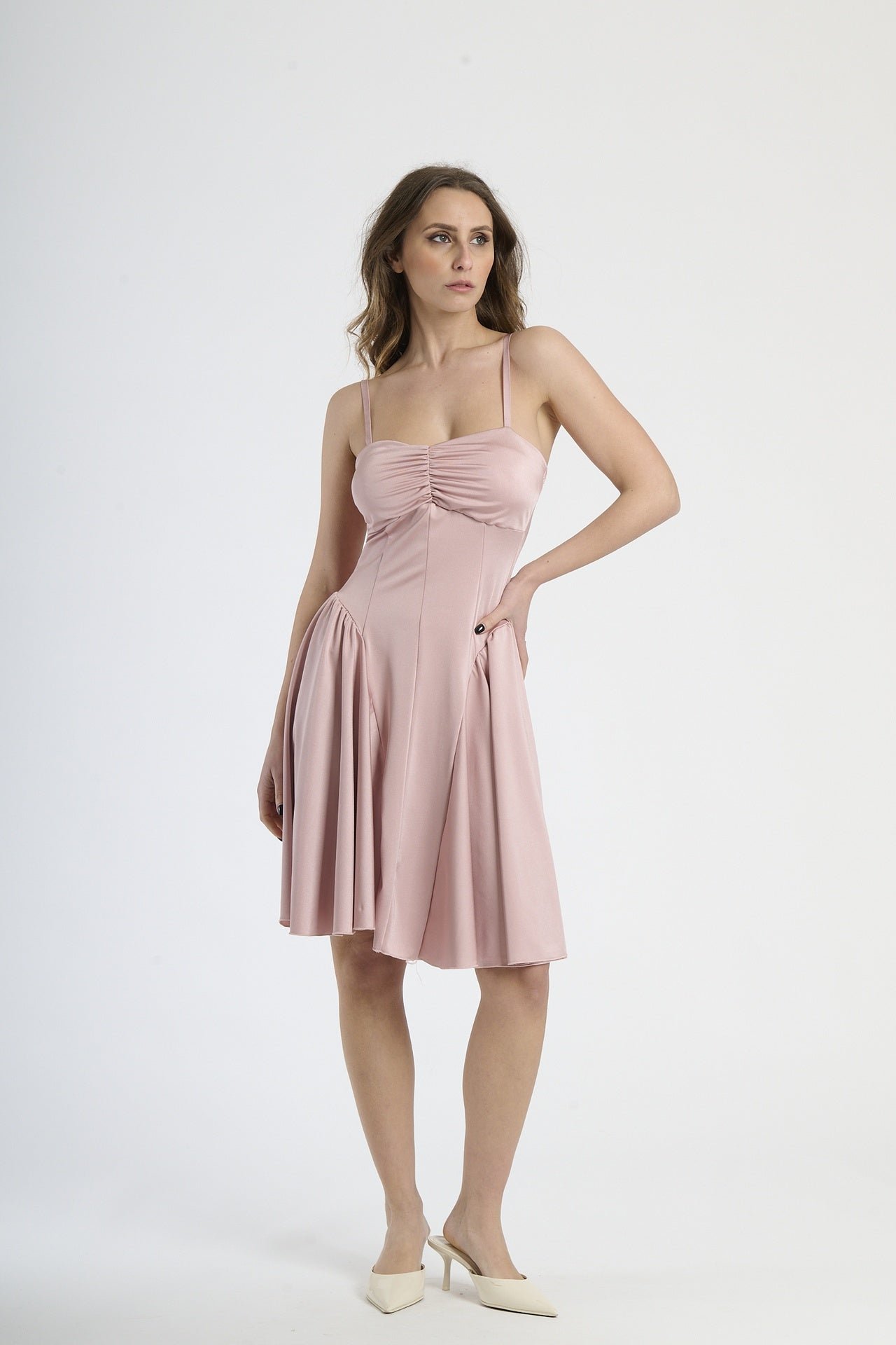 Abito rosa antico con dettagli plissettati, abbigliamento dal tocco retrò.