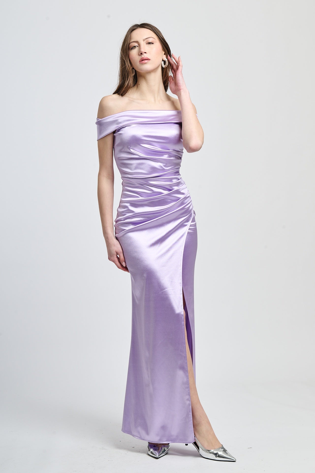 Abito formale lilla con taglio drammatico, ideale per occasioni glamour