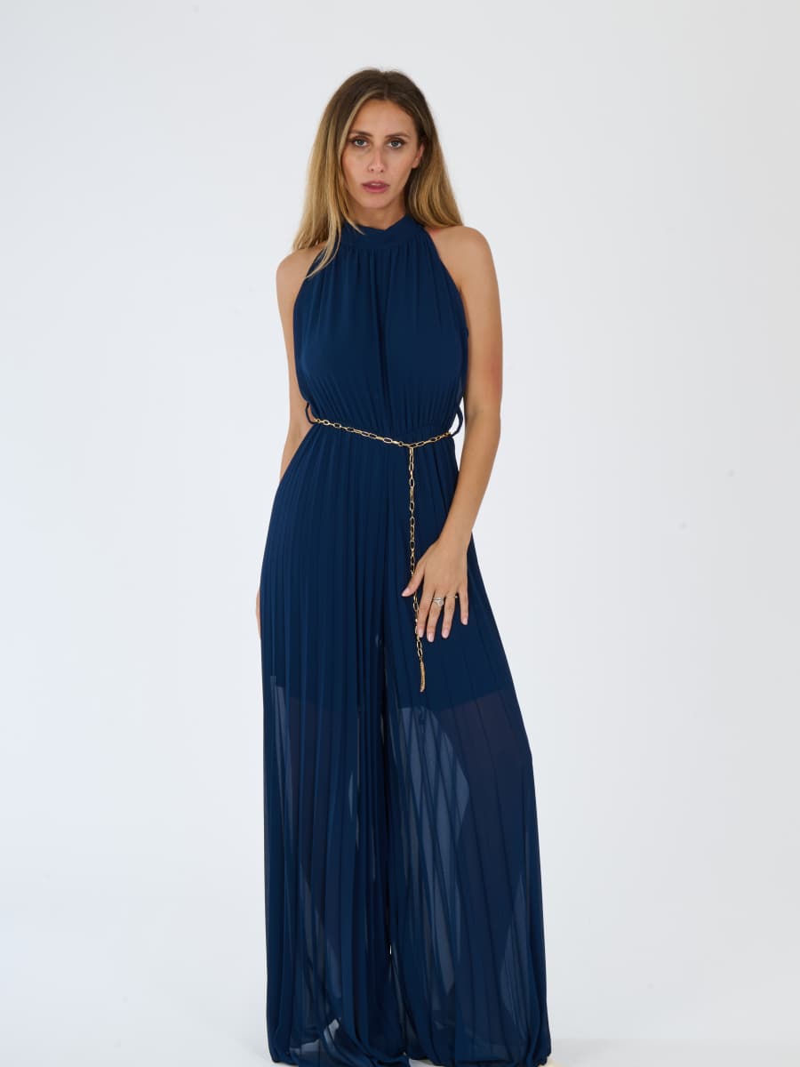 Tuta “Celestea” – Jumpsuit Plissé con Girocollo e Cintura a Catena