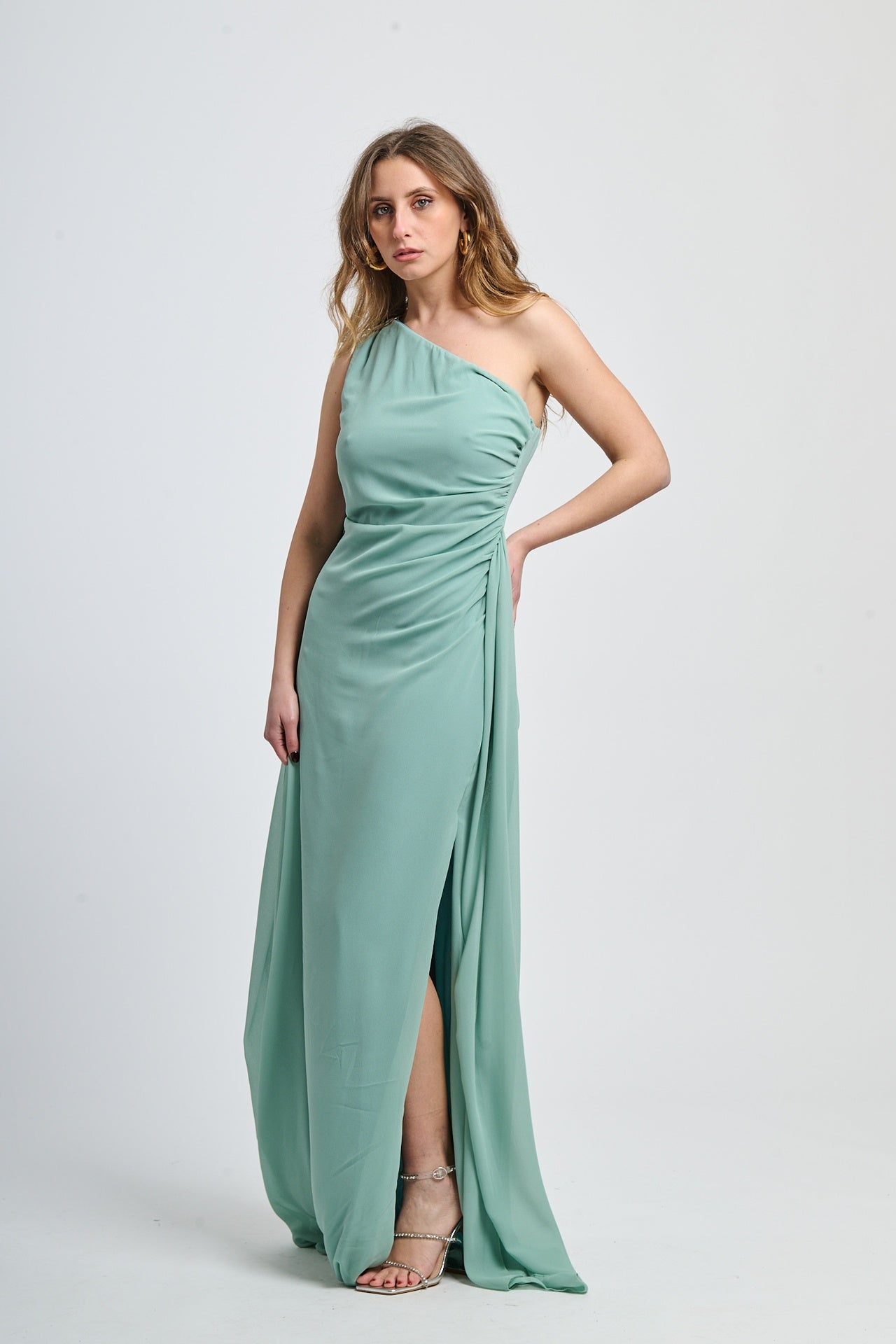 Abito da sera salvia, tessuto leggero, silhouette allungata, colletto scollo spalla singola.