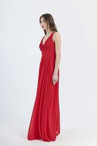 Abito da cerimonia rosso con scollo a V e tessuto leggero drammatico