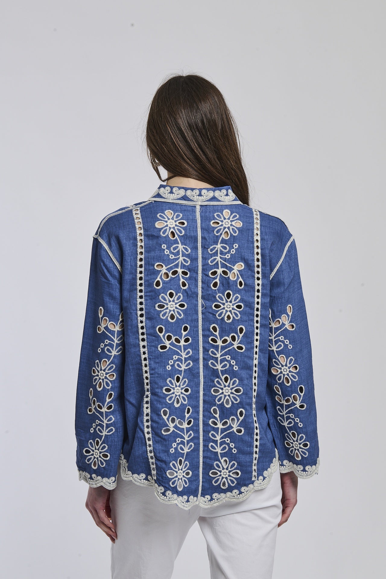 Camicia a righe azzurre e bianche da donna, con tasca sul petto e bottoni in ottone, perfetta per un outfit informale.