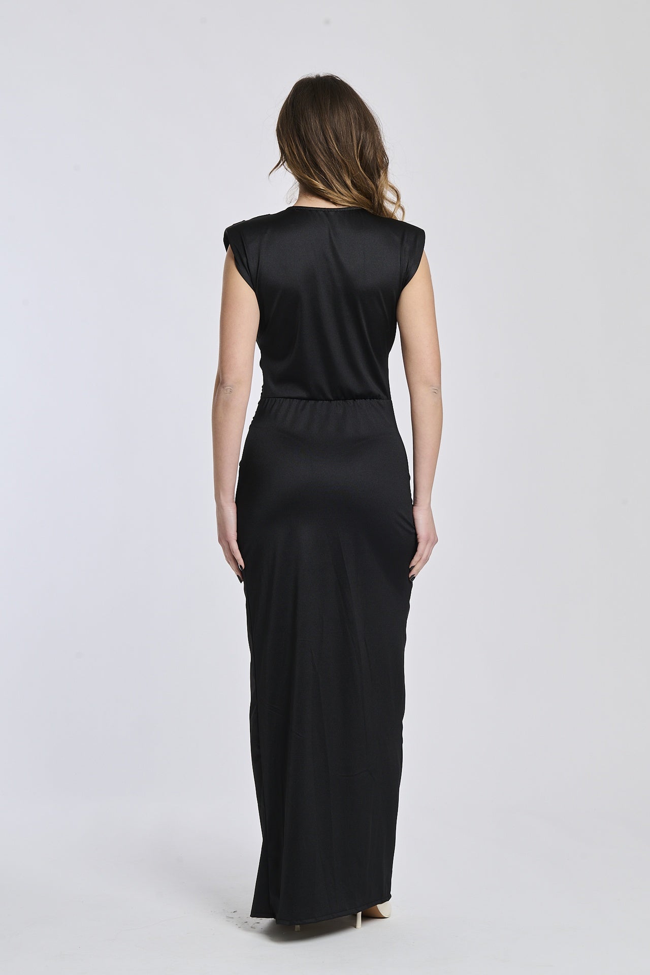 Abito Nero a scollatura V, senza maniche, con fascia in vita e apertura laterale elegante.