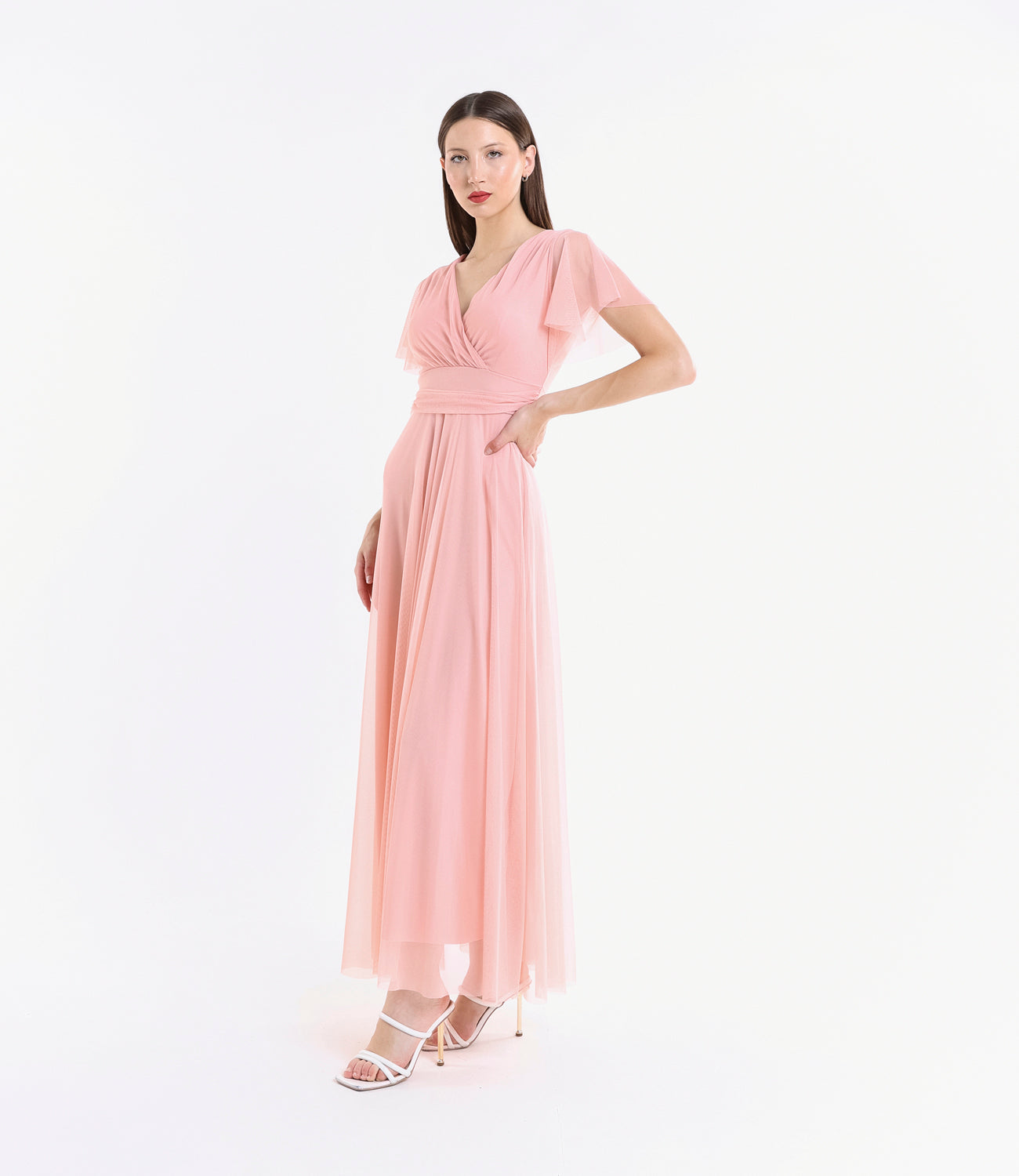 Tulle rosa delicato, scollo profondo, maniche ruffle, atmosfera dolce