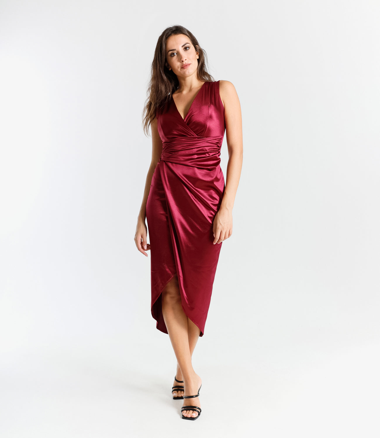 Abito elegante vino, design avvolgente con vita incontrita