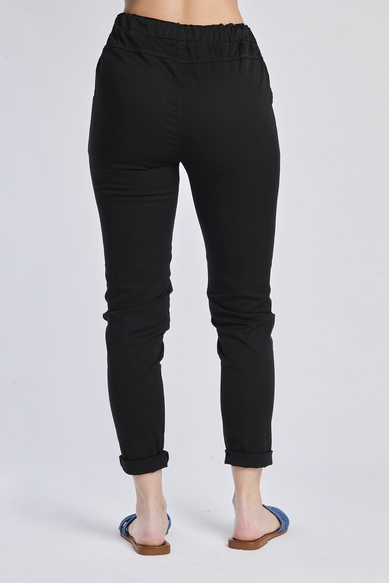 Pantaloni jogger neri con coulisse, stile elegante, abbinati a sneaker bianche