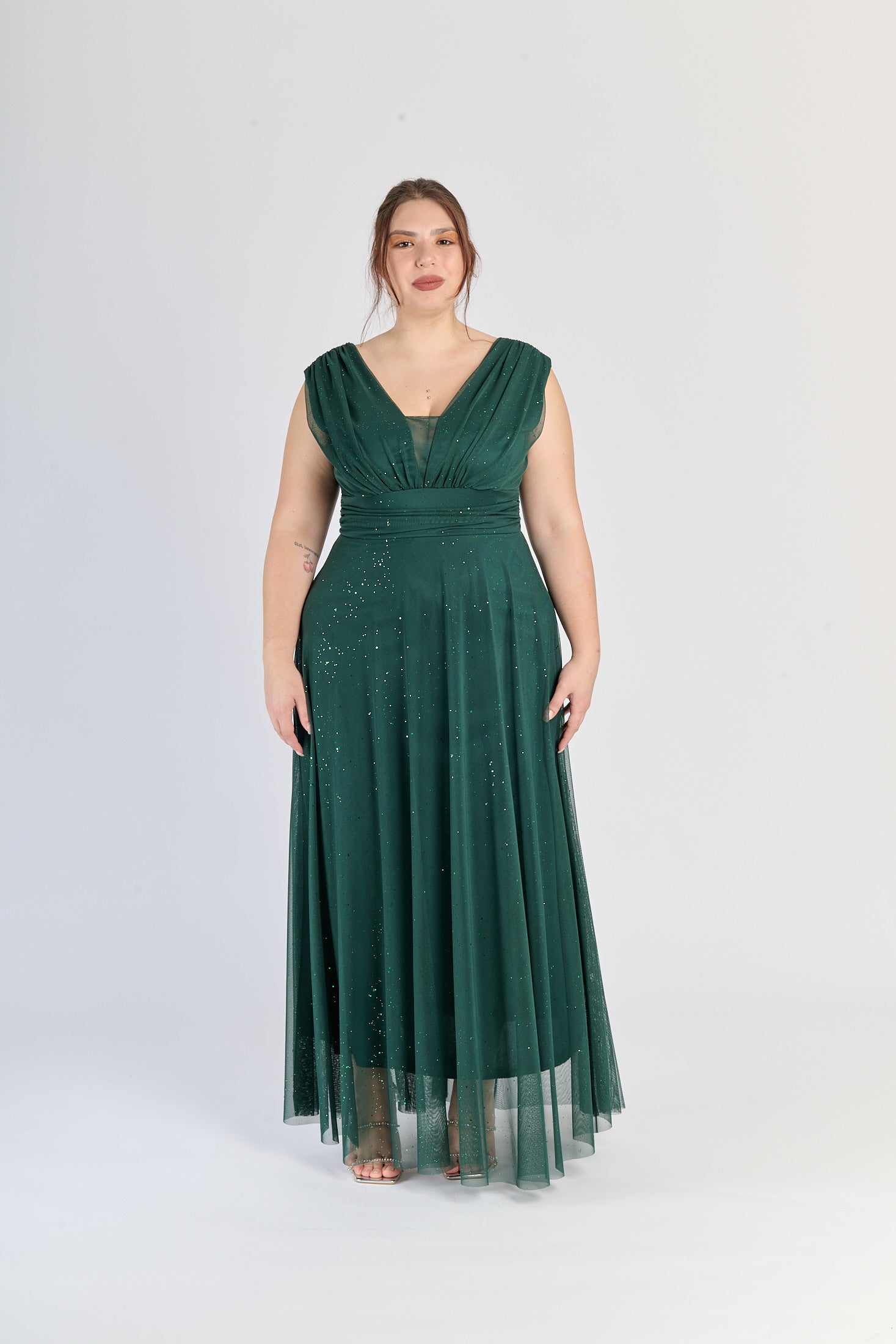 Abito verde.S da cerimonia, colletto a V e gonna fluviale, freschezza naturale.