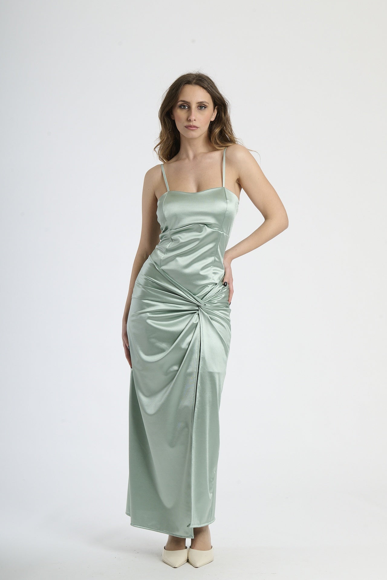 Abito da sera salvia, modello senza spalline con colletto a fascia e spacco