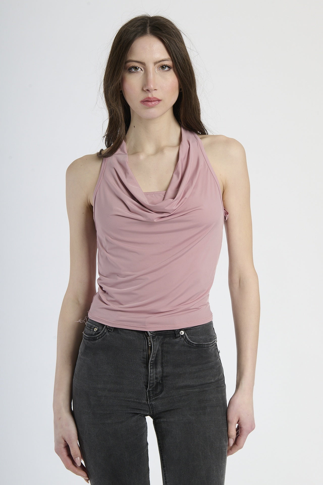 Outfit con canotta rosa antico, perfetto per un look dolce e affascinante.