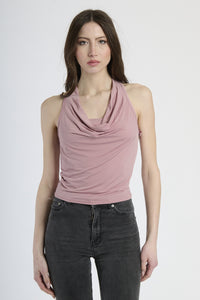 Outfit con canotta rosa antico, perfetto per un look dolce e affascinante.