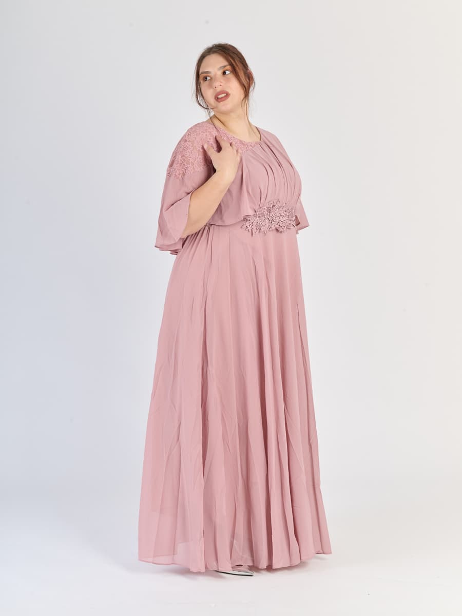 Modello di abito plus size Rosa Antico in raso con silhouette avvolgente