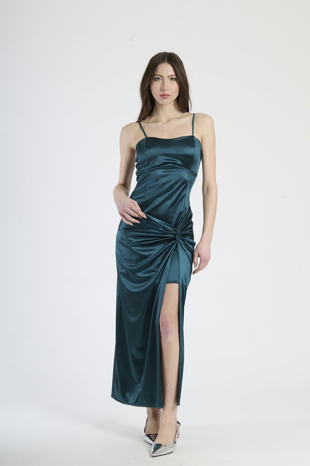 Vestito lungo in raso verde.S, strapless con nodo e spacco laterale