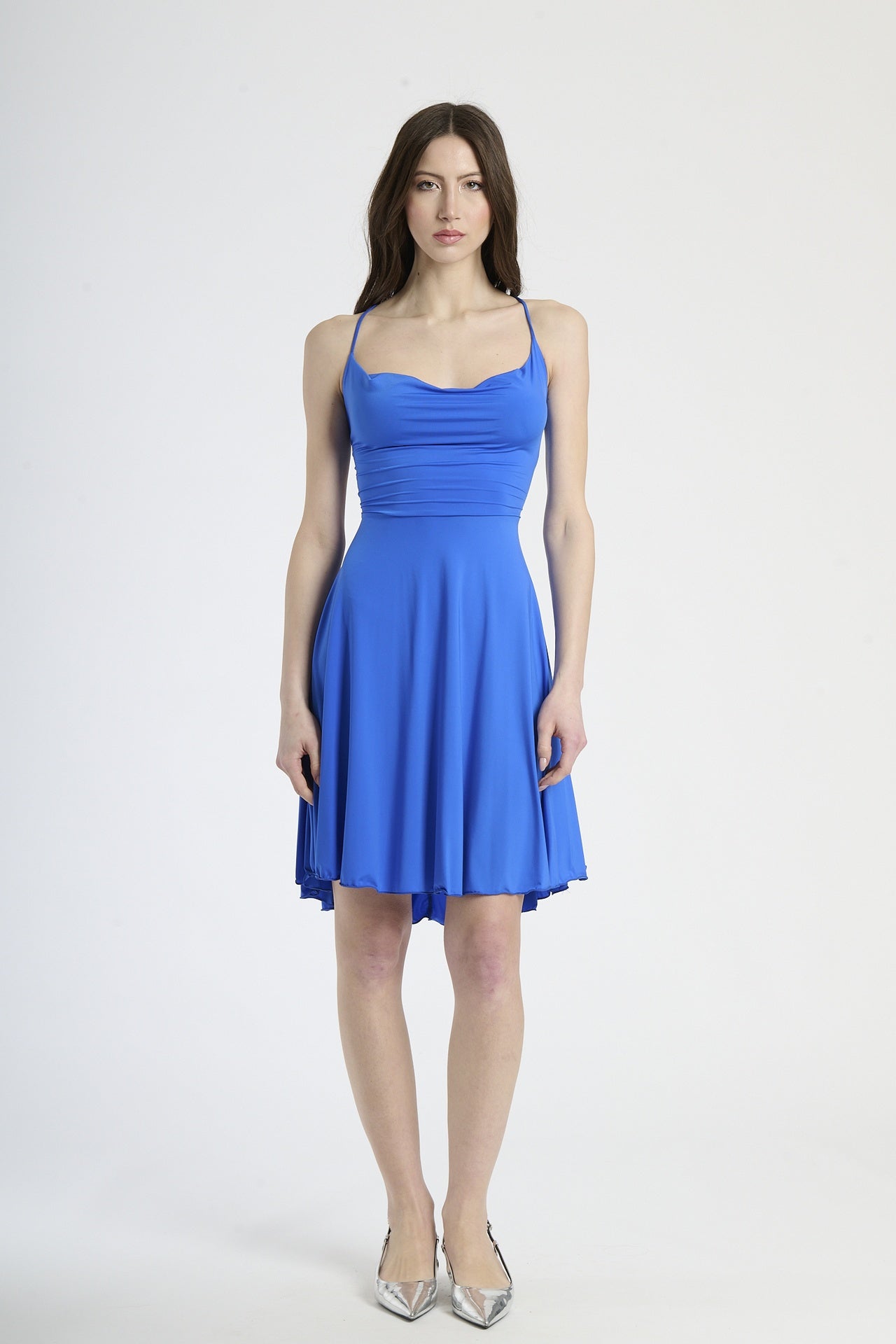 Moda femminile: abito bluette corto, design con bretelle sottili e colletto avvolgente, perfetto per un look leggero e chic.