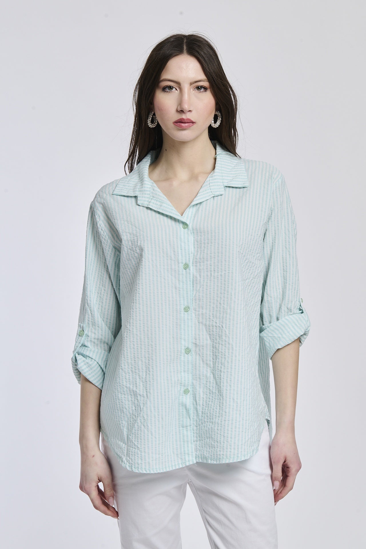 Camicia oversize Tiffany a righe, colletto a V sfiorato, bottoni frontali e maniche arrotolate, perfetta per l’uso quotidiano.