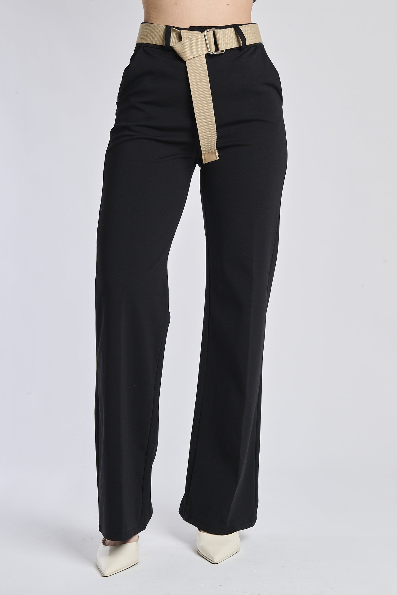 Pantaloni bianchi con cintura nero e sandali a linguetta blu