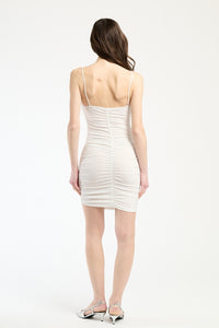 Abito bianco bodycon, ideale per un outfit raffinato e moderno.