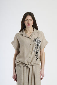 Completo estivo tabacco, design comfort con camicia tie - front e pantaloni slouchy