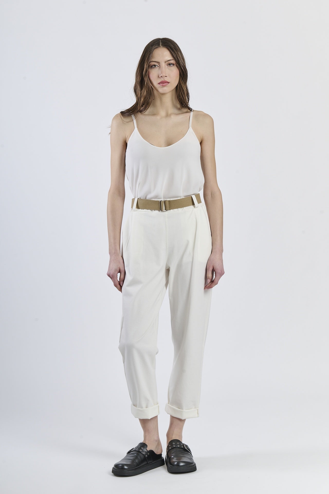 Look con top senza maniche rosa e pantaloni panna ampi, freschezza estiva