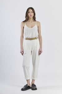 Look con top senza maniche rosa e pantaloni panna ampi, freschezza estiva