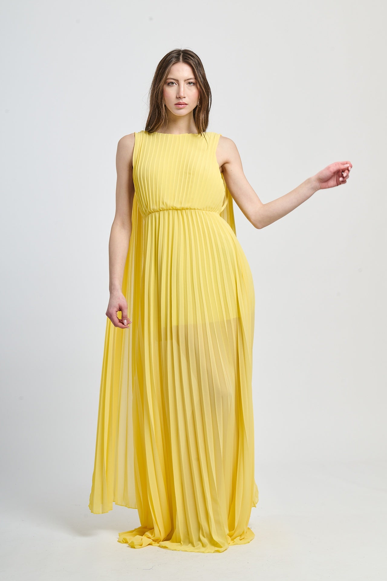 Abito lungo giallo con scollo a collo alto e pannelli fluidi, design vivace