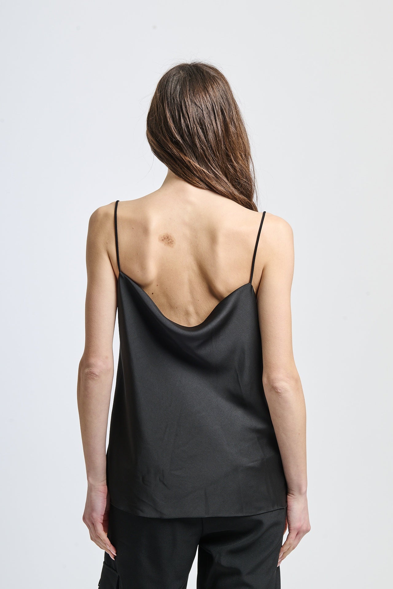 Canotta nera minimalista per uno stile senza tempo