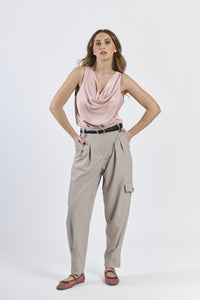 Pantaloni beige ampi con tasca laterale, abbinati a mocassini neri e cintura