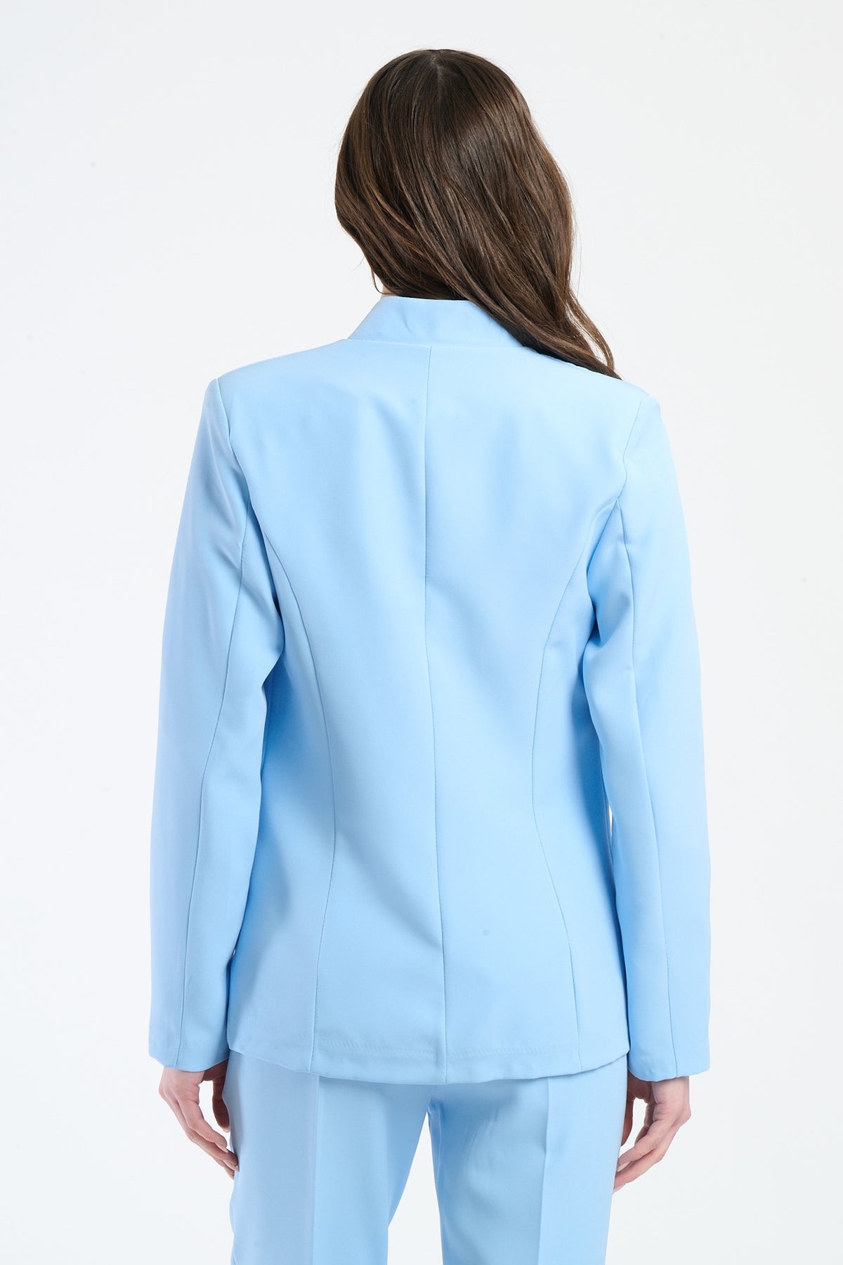 Modella indossa una camicia azzurra aderente con cerniera centrale.