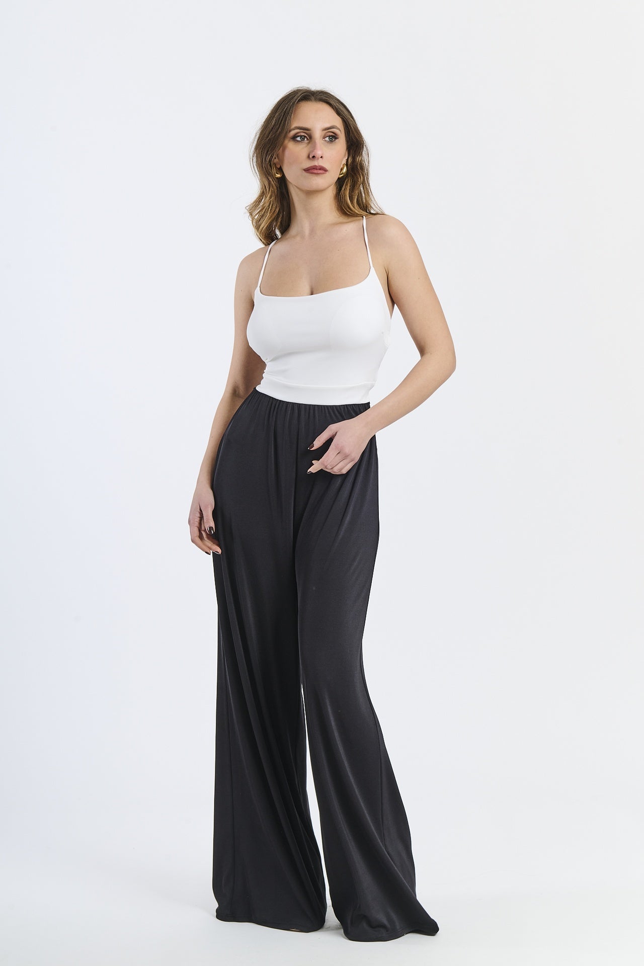 Outfit bianco: tuta intera, taglio fluido, per occasioni formali o tempo libero