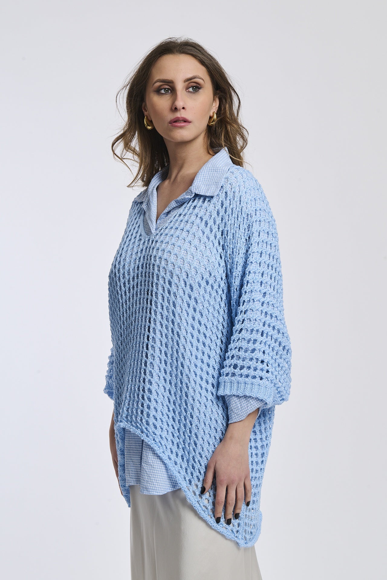 Maglione azzurro a coste svettanti con colletto e taglio asimmetrico