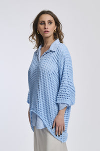 Maglione azzurro a coste svettanti con colletto e taglio asimmetrico