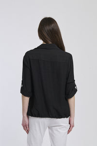 Donna con camicia nera di seta, che dona un’eleganza rinfrescante.