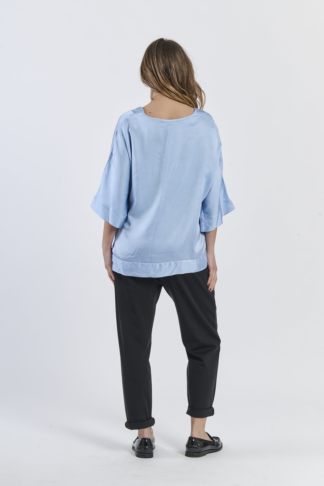 Tunica azzurra fluida con taglio rilassato