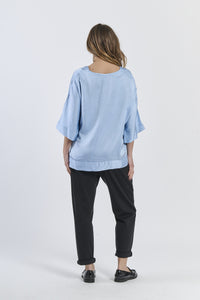 Tunica azzurra fluida con taglio rilassato