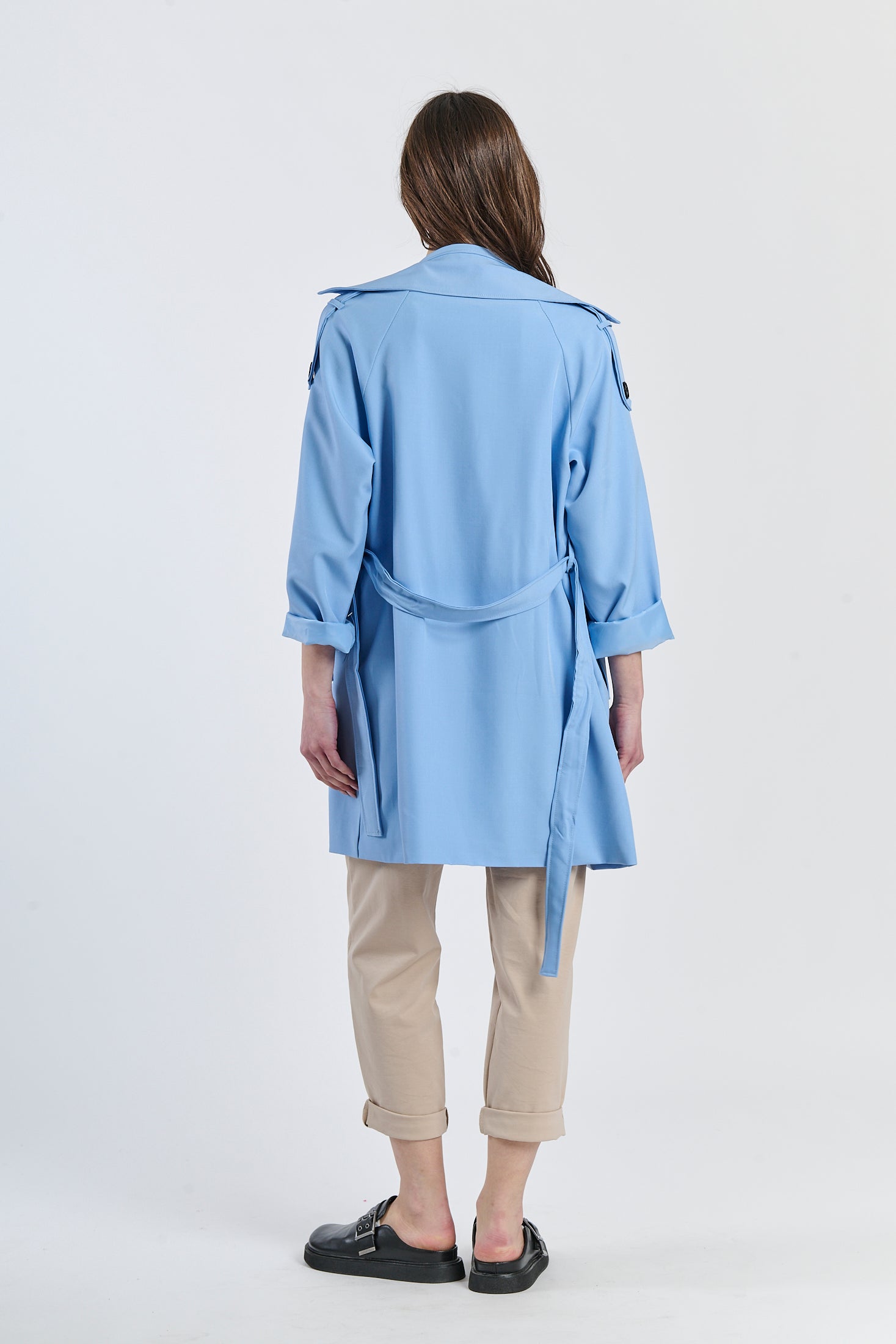 Trench azzuro a maniche 3/4, ideale per giornate di transizione.