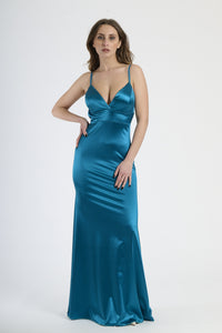 Outfit con abito ottanio lungo, ideale per un look dal sapore futuristico e lussuoso.