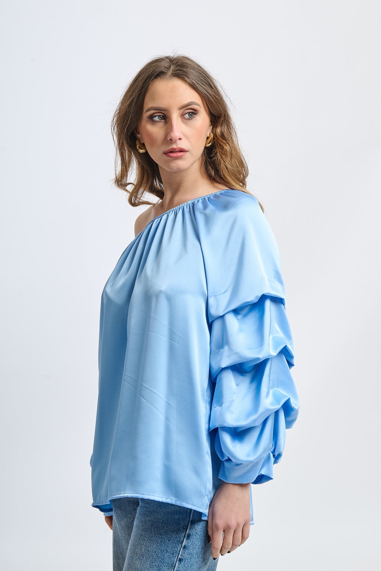 Blusa azzurra in seta, spalle scoperte, maniche volanti, atmosfera rinfrescante
