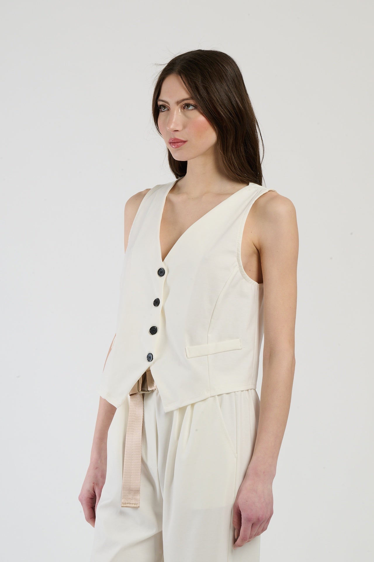 Modella in completo bianco: gilet senza spalline e pantalon