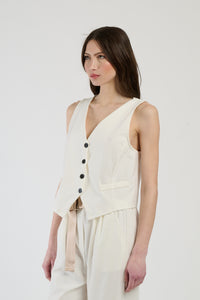 Modella in completo bianco: gilet senza spalline e pantalon