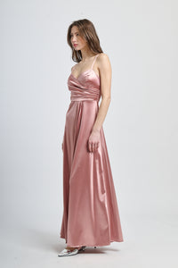 Abito lungo in raso rosa antico con bretelle sottili e drappeggi al busto