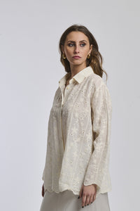 Outfit estivo: camicia beige traslucida con ricami e gonna bianca, accessori dorati