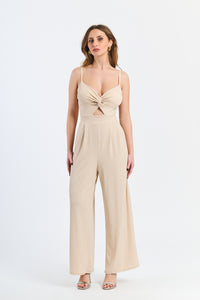 Tuta intera beige, silhouette dritta e dettagli stilizzati