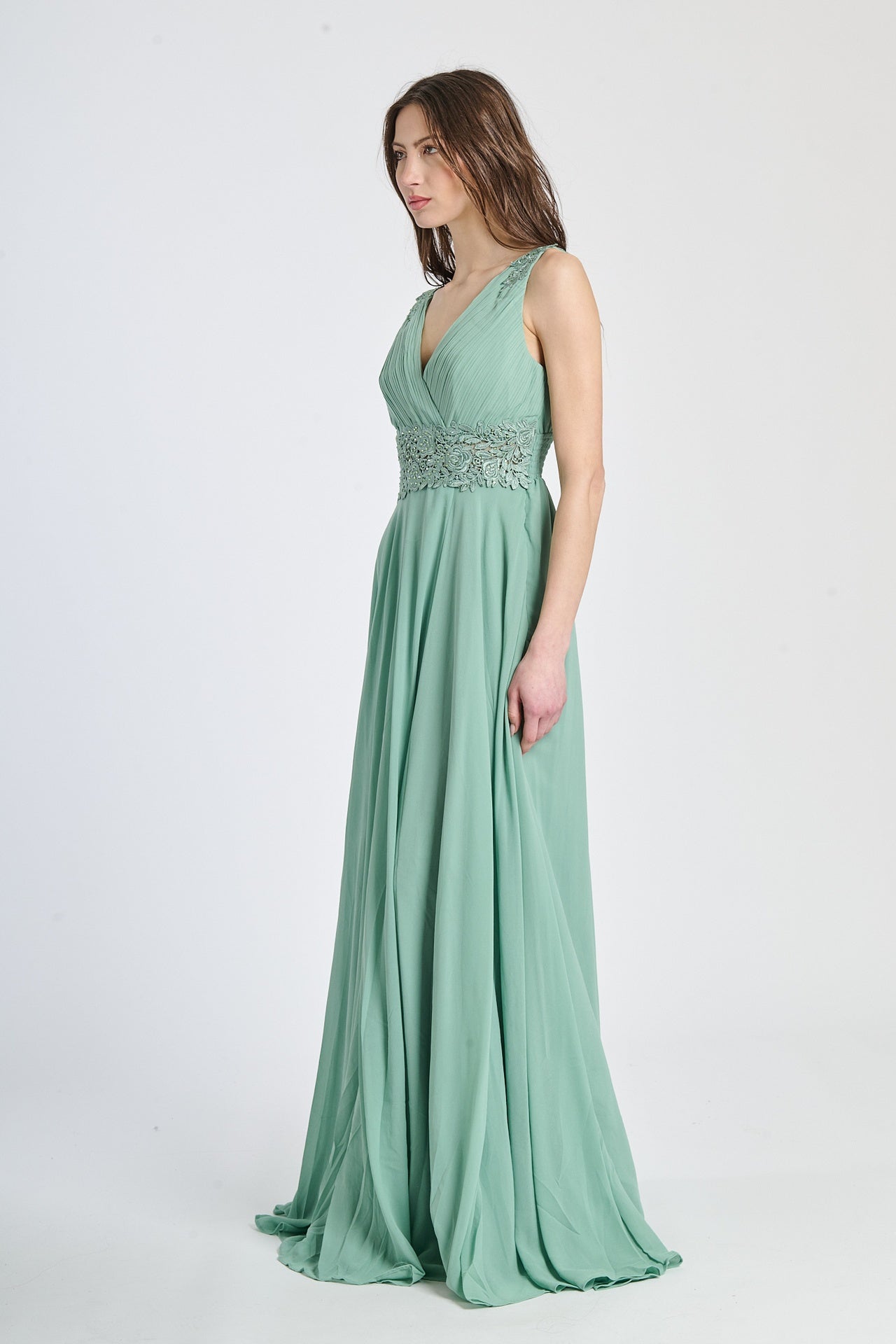 Abito da cerimonia salvia con scollo a V e decorazioni sobrie