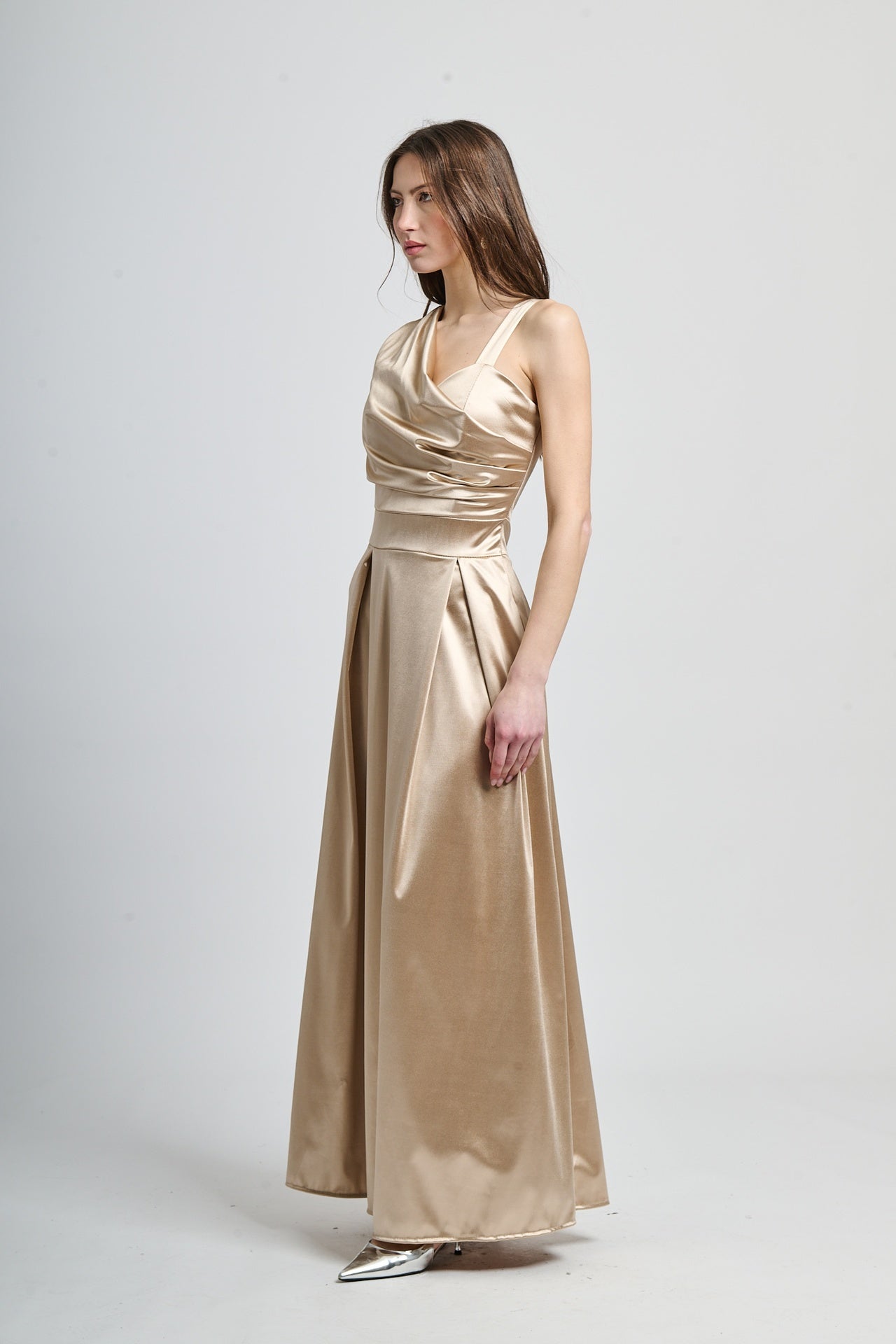 Abito formale beige in raso, ideale per cerimonie e eventi