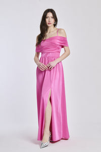 Vestito rosa elegante, spalline scollate, maniche assenti, apertura laterale per uno stile femminile.