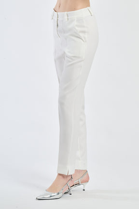 Pantaloni bianchi in cotone, comfortevoli e freschi.