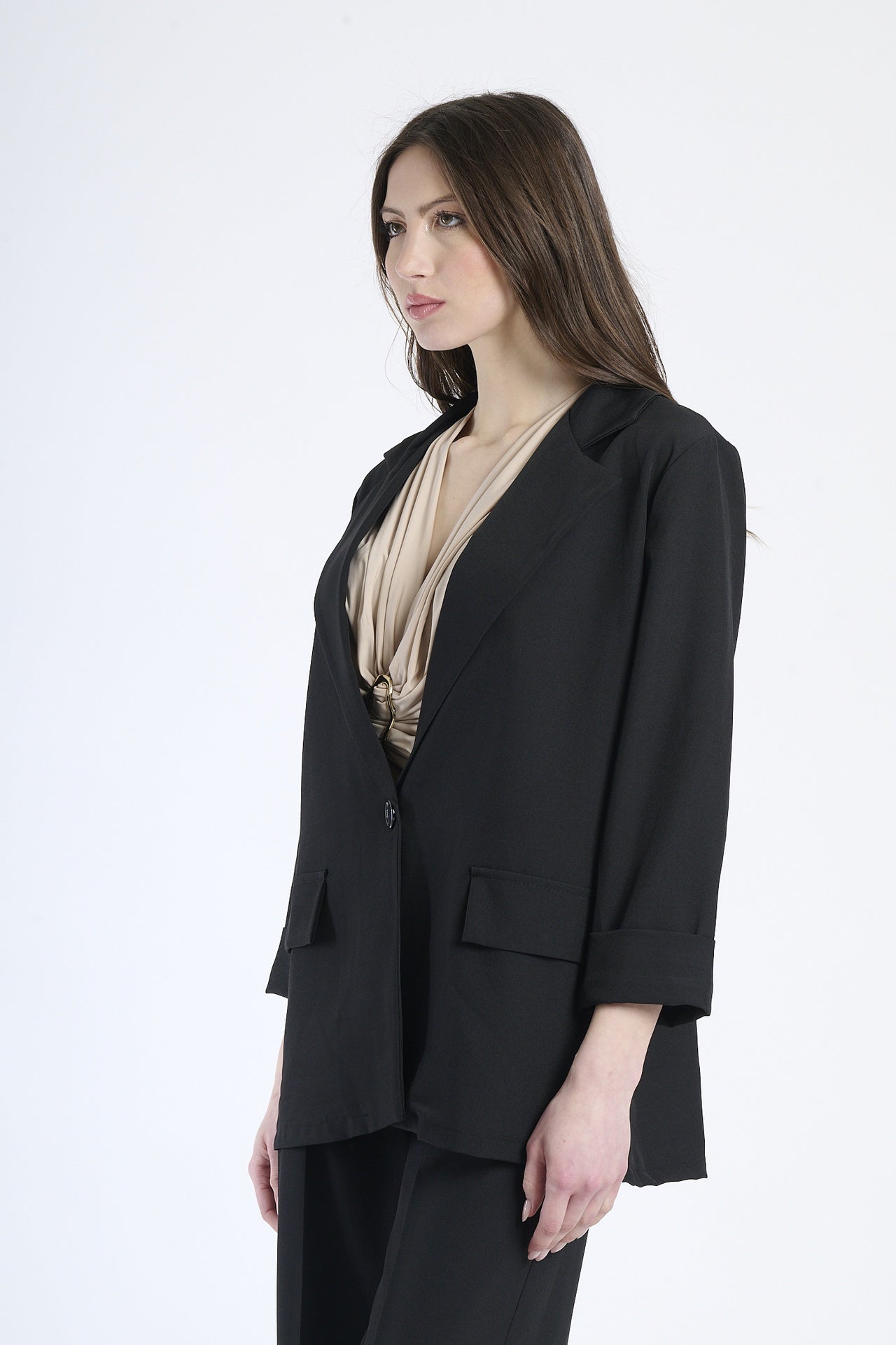 Outfit blazer nero, perfetto per ogni occasione stilosa.